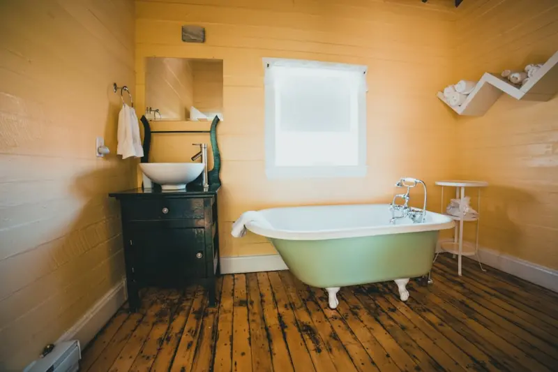 The Smart Homeowner’s Guide to Bathtub Refinishing: Cost, Quality, and Longevity