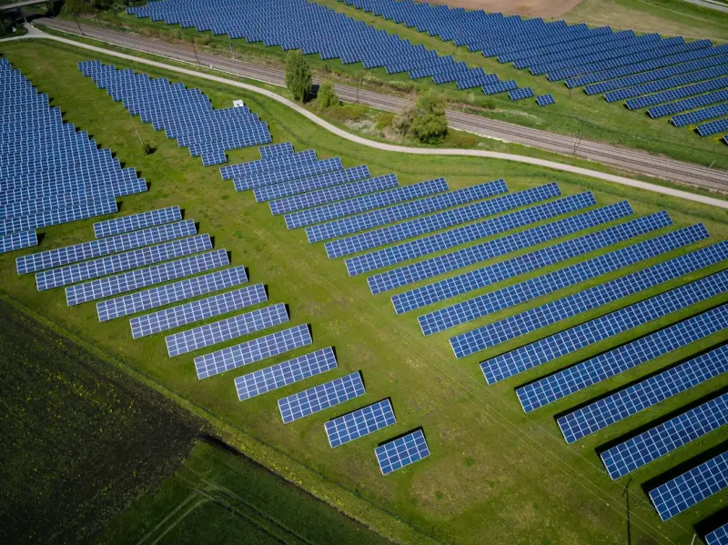 Solar-Backed Data Center Resilience: Powering SaaS with Clean Energy